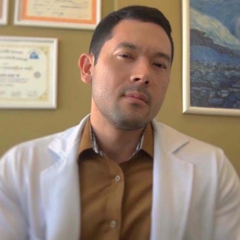 Dr. Fabiano Takatani em seu consultório